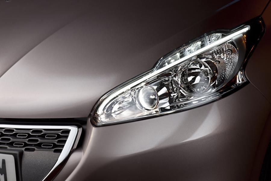  Peugeot 208 5-Door 2012 года  (фото 24 из 73)